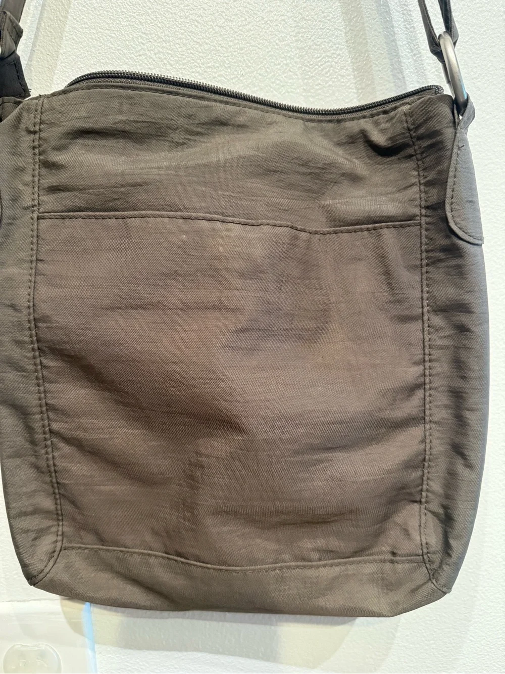 Baggallini Messenger Bag in Taupe